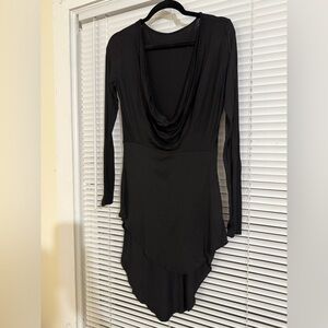 Black cotton/spandex scoop neck top
Short to waist in front/longer in back